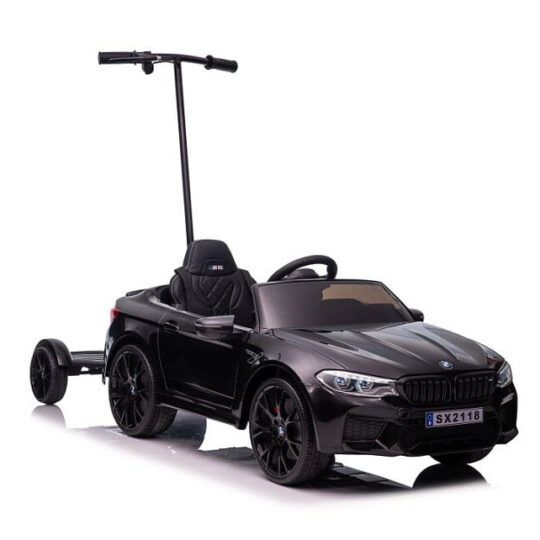 BMW M5 črne barve s starševskim stojalom - avtomobil na baterijski pogon