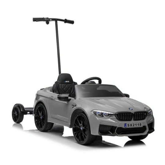 BMW M5 sivo pobarvan s starševskim stojalom - avtomobil na baterije