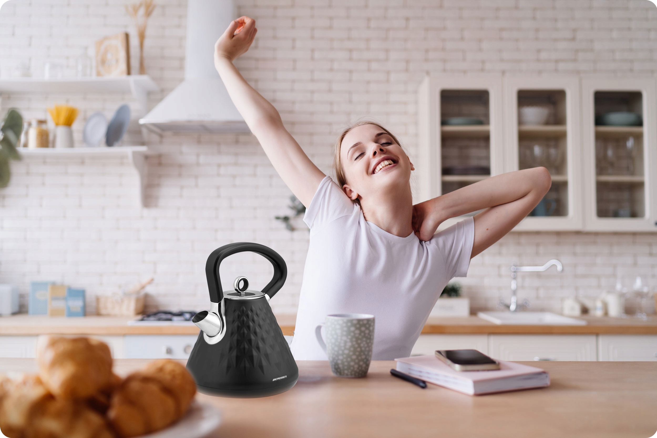 BREZŽIČNI ELEKTRIČNI GRELNIK VODE MODEN 1,7 L Prevladujoča črna barva