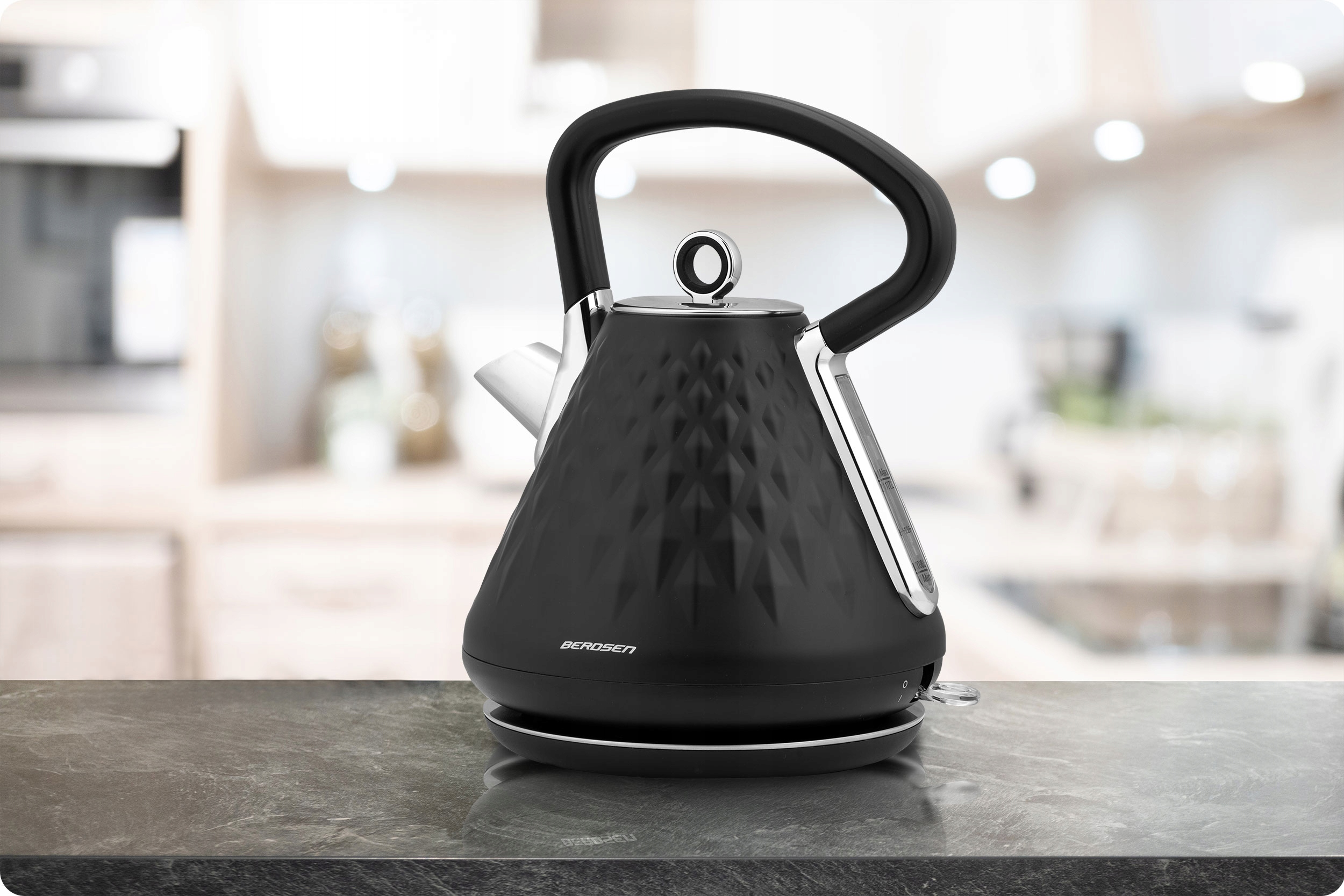 BREZŽIČNI ELEKTRIČNI GRELNIK VODE MODEN 1,7 L Teža izdelka 1,6 kg