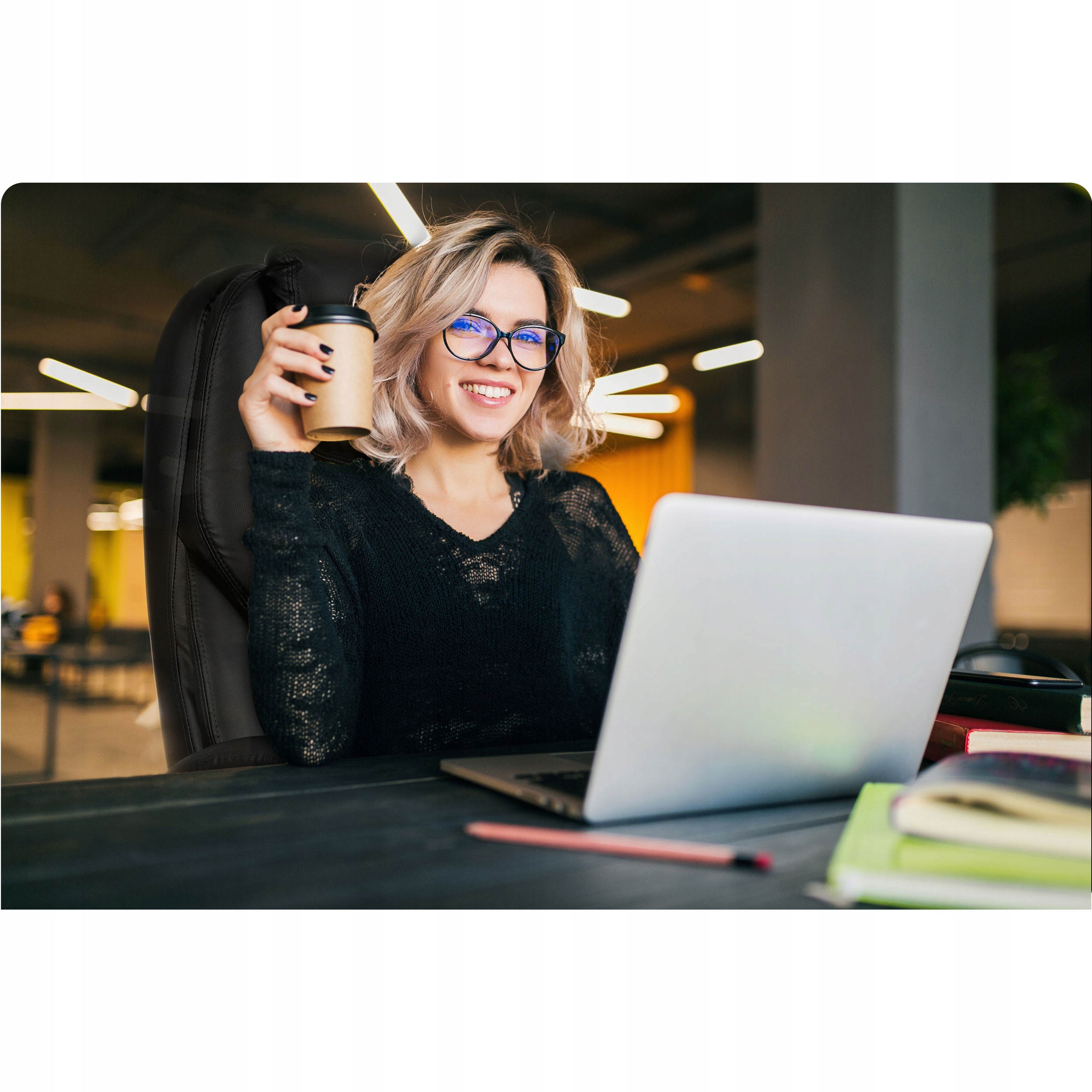 ERGONOMSKI VRTLJIVI PISARNIŠKI STOL PREMIUM VRTLJIVI PISARNIŠKI STOL Višina pohištva 121 cm