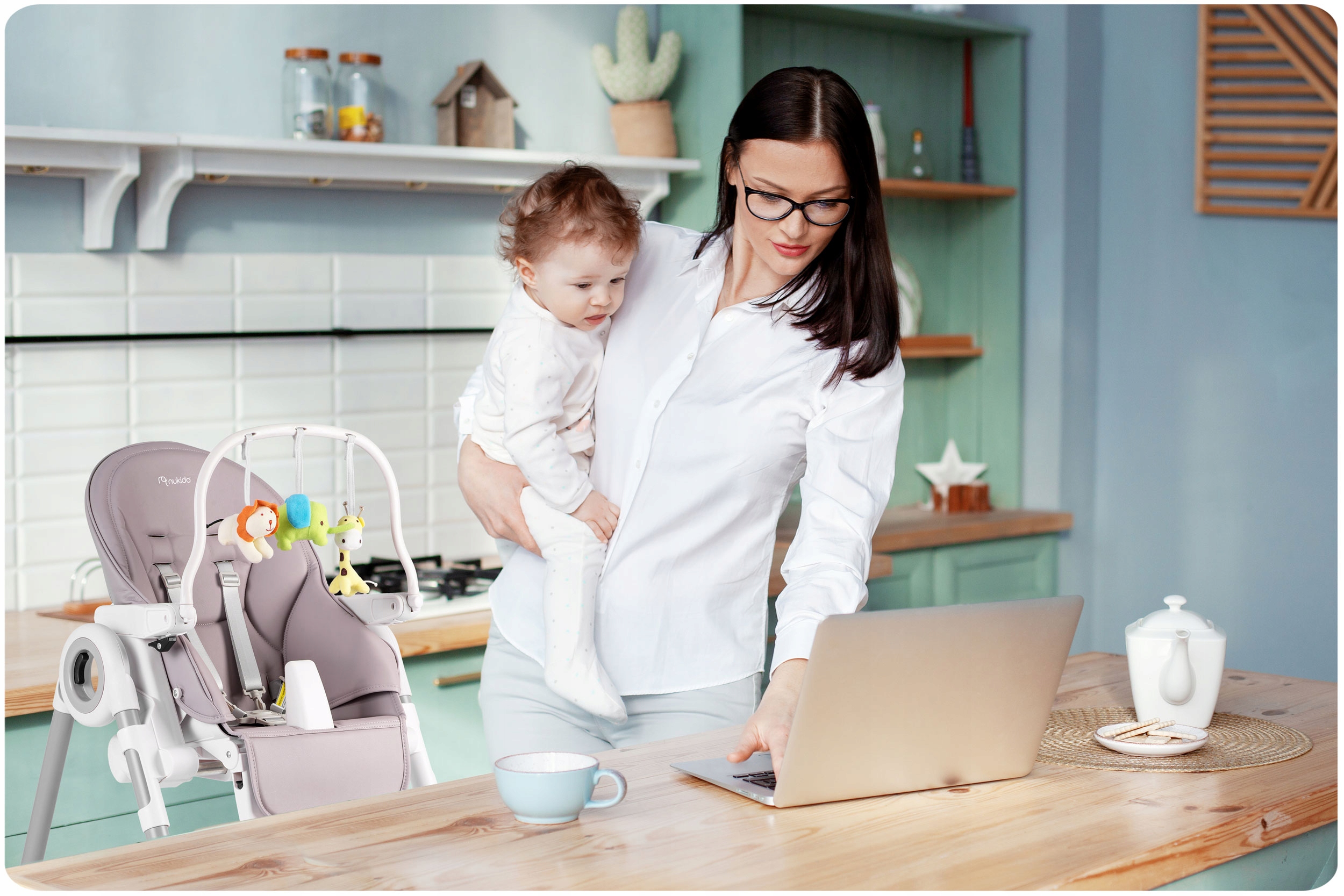 ZLOŽLJIV STOLČEK ZA HRANJENJE OTROK, NUKIDO BEL PLADENJ + IGRAČE Širina izdelka 56 cm