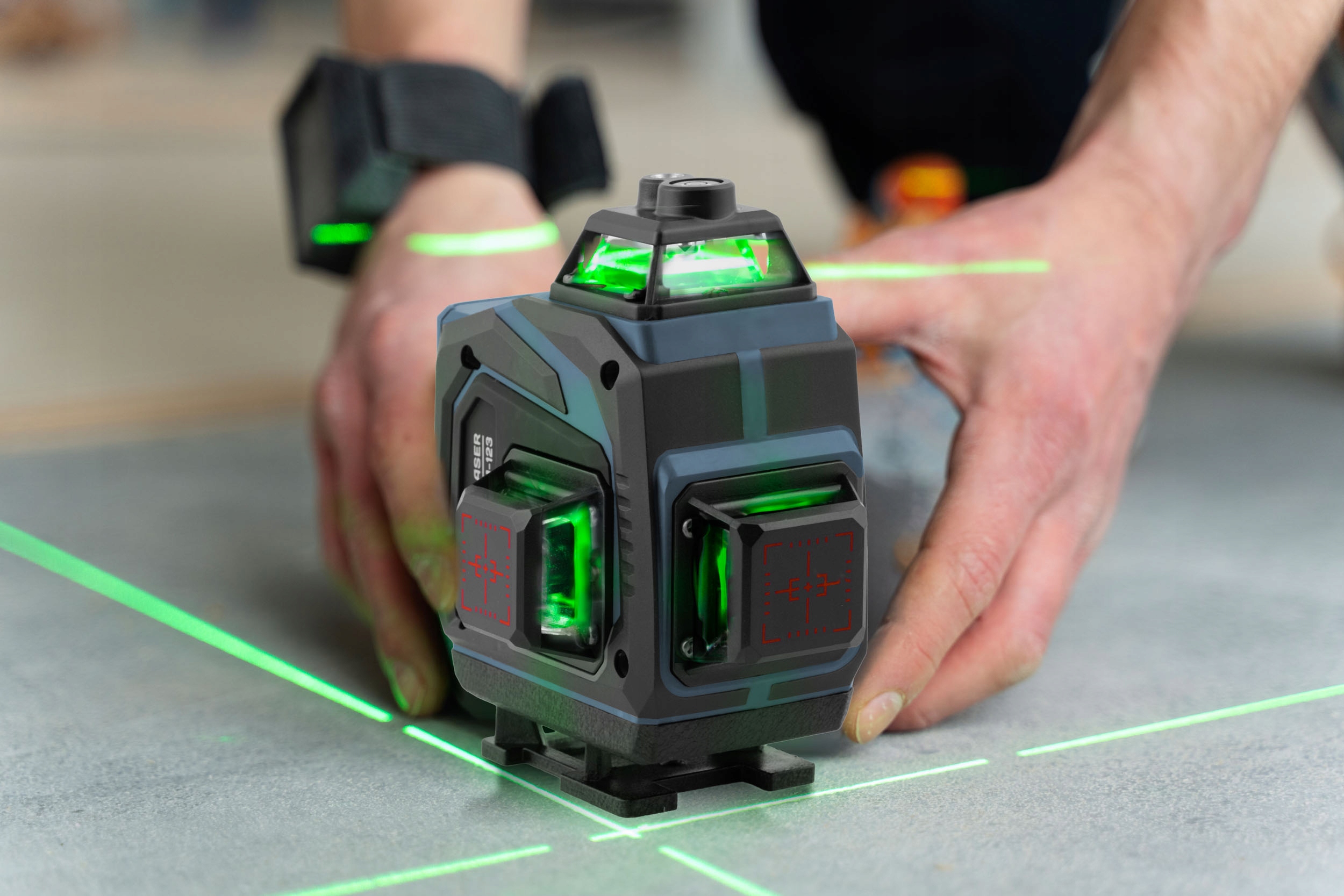 Križni laser v škatli + dodatki Humberg HM-170 na baterije