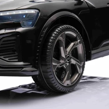 Crno Vozilo Audi Sq8 9