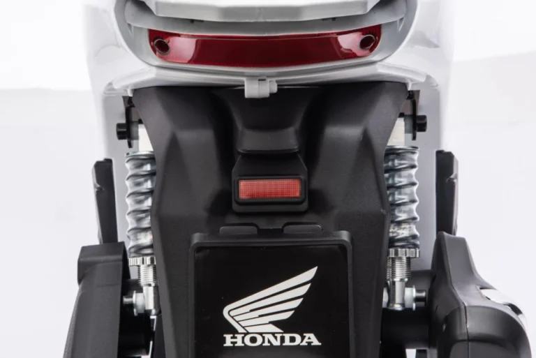 Dječji Električni Skuter Honda Sh125i Bijeli Motor Na Akumulator 37