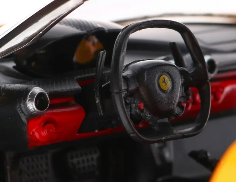 Ferrari Laferrari žuti Rastar 1:14 Automobil Na Daljinsko Upravljanje + 2,4 Ghz Daljinski Upravljač 4