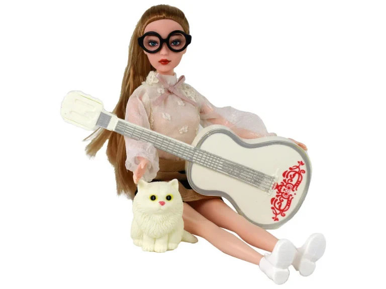 Lutka Emily S Gitarom, Naočalama I Mačetom 4
