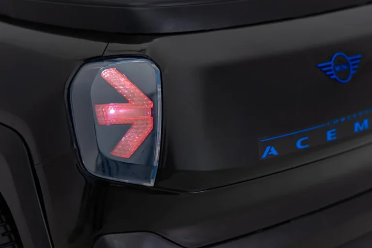 Mini Koncept Aceman Crno Vozilo 15