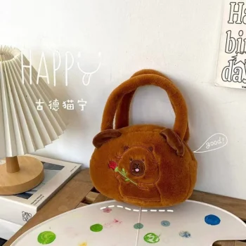 Plišana Torbica Kapibara S Ružom Smeđa 20 Cm 3