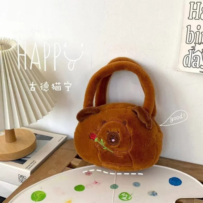 Plišana Torbica Kapibara S Ružom Smeđa 20 Cm 3