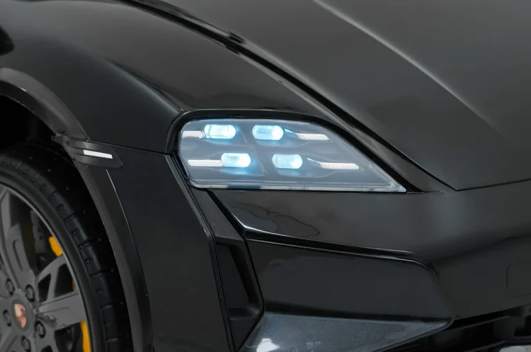 Porsche Taycan Turbo S Crno Vozilo 24