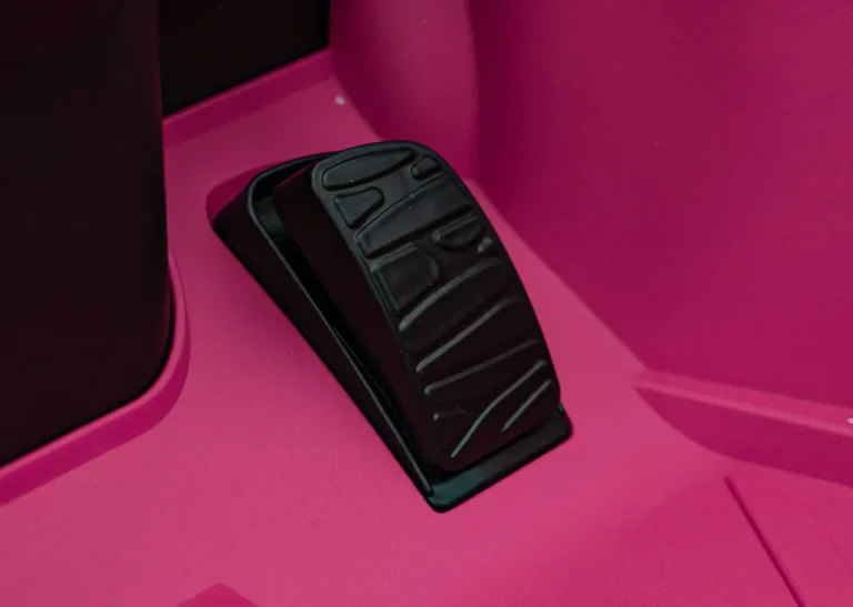Ružičasto Vozilo Lamborghini Revuelto 25