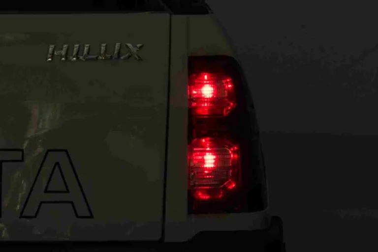 Toyota Hilux Dječji Autosjedalica Na Baterije, Bijeli Pick Up + 4x4 Pogon + Daljinski Upravljač + 2 Nosača, Bijela 17