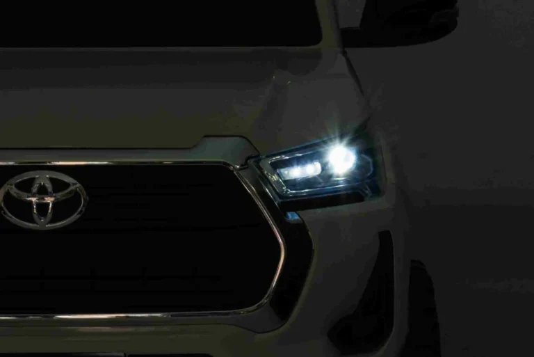 Toyota Hilux Dječji Autosjedalica Na Baterije, Bijeli Pick Up + 4x4 Pogon + Daljinski Upravljač + 2 Nosača, Bijela 18